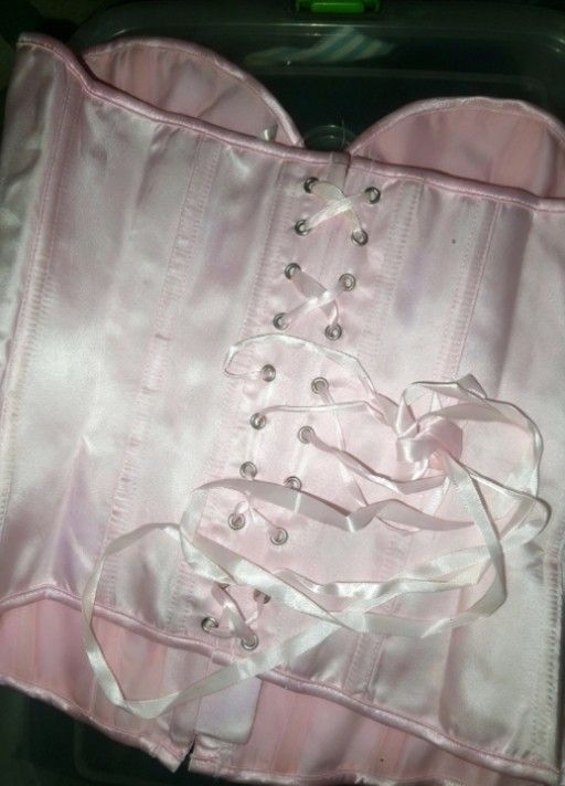 BABY PINK CORSET (Category: Others Tops) located in Manila. Submitted by swiftgem.027998 (Listing ID 1470809524, Image 3). Description: BABY PINK CORSET TOP LIKENEW NEEDS WASH NASTOCK LARGE SIZE 30-33WAIST SIZE GANDA P NITO 👌🏻 MURA NALANG KASI NEEDS WASH.