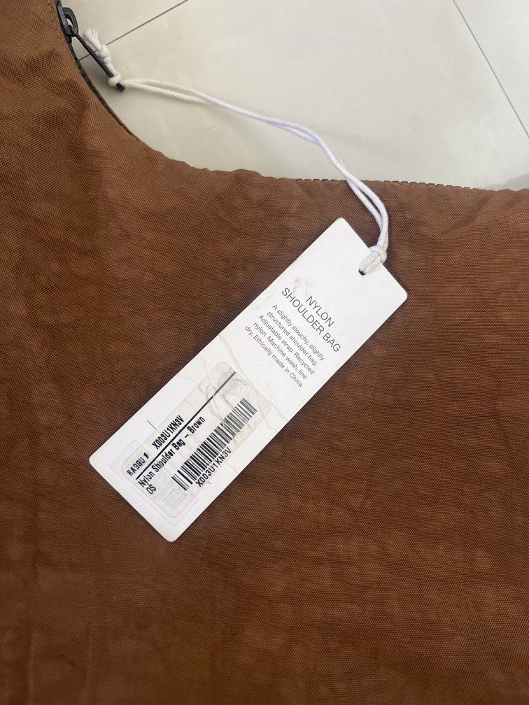 Baggu Hobo bag in Large Brown (Category: Shoulder Bags) located in Las Pinas. Submitted by gaeley (Listing ID 1470762627, Image 2). Description: bought for 4750.