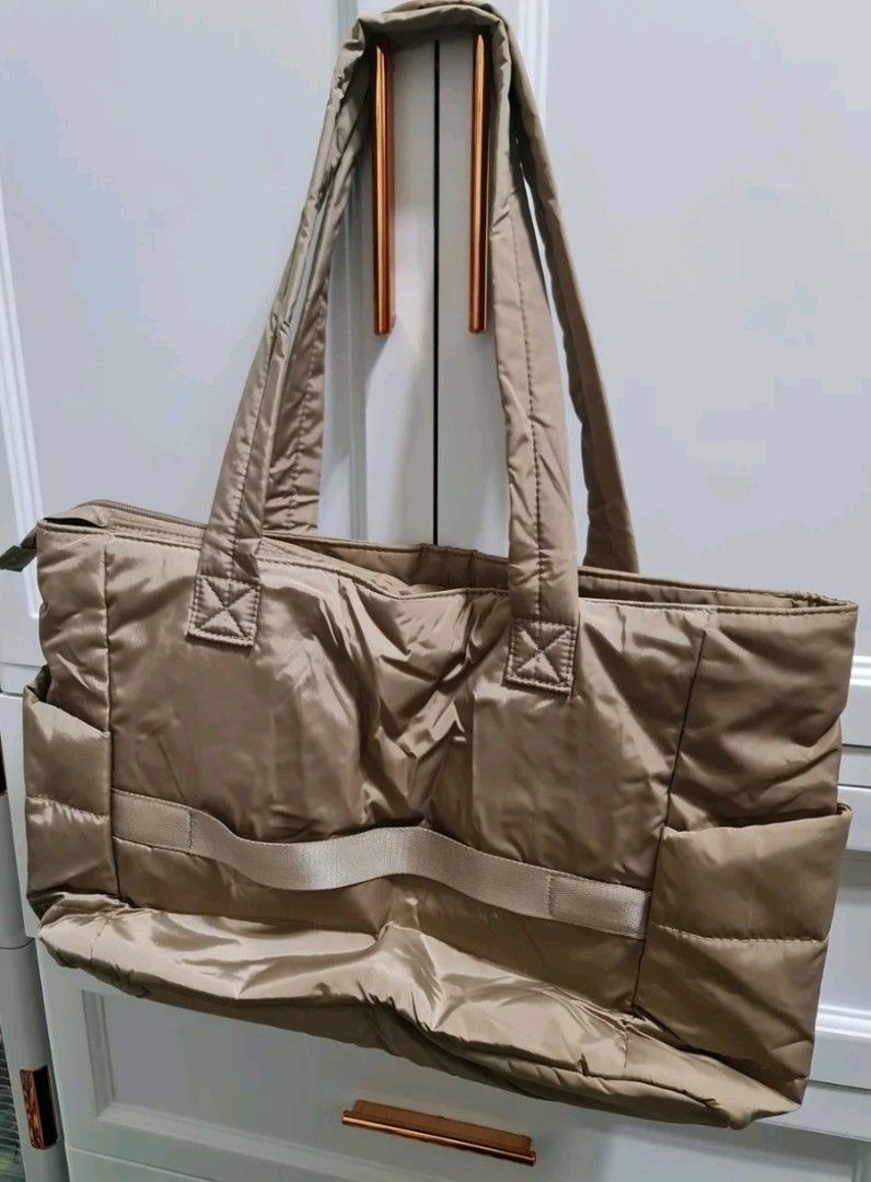 BAGSMART Puffer Tote Bag (Camel) (Category: Tote Bags) located in Paranaque City. Submitted by tyrusjob10 (Listing ID 1470744370, Image 2). Description: Brand new Bagsmart w/ tags Color Camel Size: 18L Capacity/Medium Rfs: Wrong color huhu😭 .