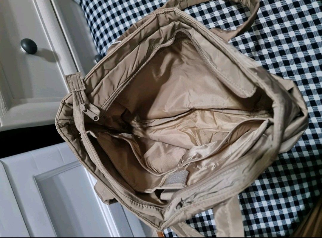 BAGSMART Puffer Tote Bag (Camel) (Category: Tote Bags) located in Paranaque City. Submitted by tyrusjob10 (Listing ID 1470744370, Image 3). Description: Brand new Bagsmart w/ tags Color Camel Size: 18L Capacity/Medium Rfs: Wrong color huhu😭 .