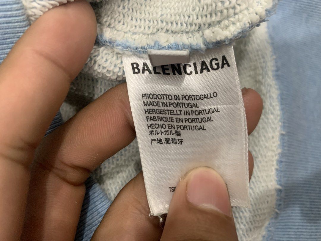 Balenciaga (Category: Hoodies) located in Manila. Submitted by paulbrayan37775 (Listing ID 1470752158, Image 3). Description: Balenciaga 22 x 29 Excellent condition .