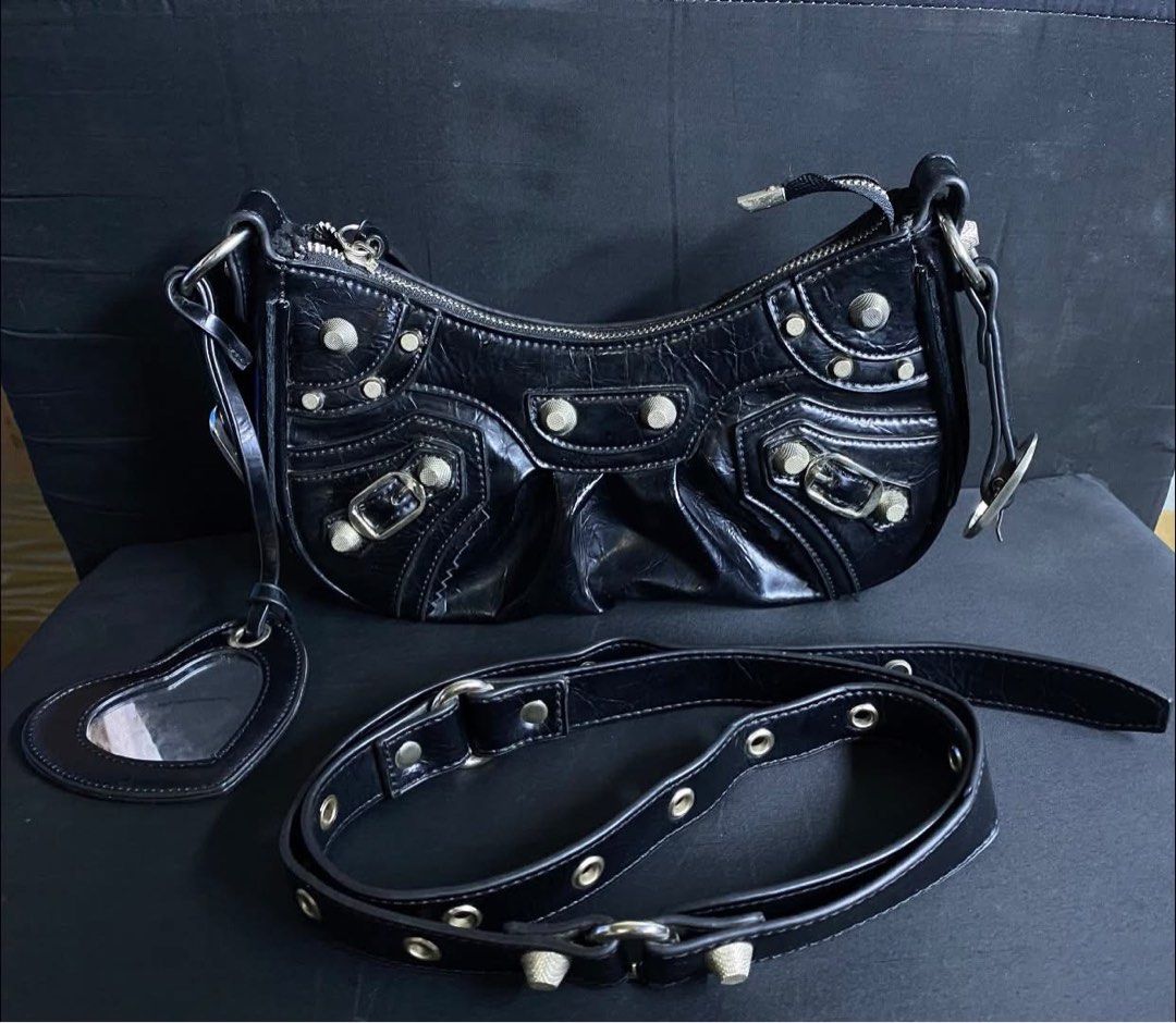 Balenciaga (Category: Luxury Bags & Wallets) located in Tacurong. Submitted by jayve_ukaysell (Listing ID 1470890469, Image 3). Description: For Sale: Balenciaga Le Cargole Size:Medium 9.5/10 Brand new condition Ready to use 🏷️:+ 2,500 +sf (Negotiable/ Pwedi pa tawadan) DISCLAIMER: John Vincent is not associated with any brand.We are selling preloved items.Credits to the rightful brand owner.