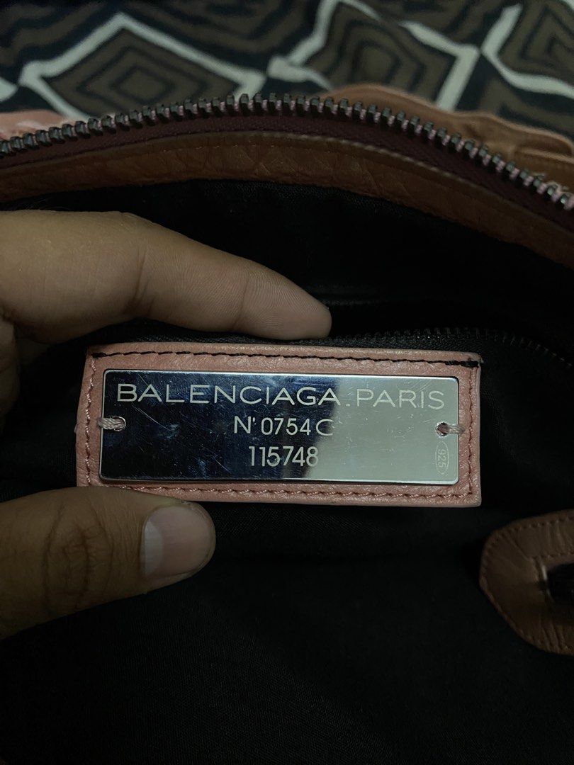BALENCIAGA CITY (Category: Luxury Bags & Wallets) located in Quezon City. Submitted by parsimonia_collection (Listing ID 1470913554, Image 3). Description: missing mirror only.