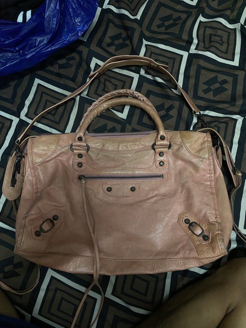 BALENCIAGA CITY (Category: Luxury Bags & Wallets) located in Quezon City. Submitted by parsimonia_collection (Listing ID 1470913554, Image 1). Description: missing mirror only.