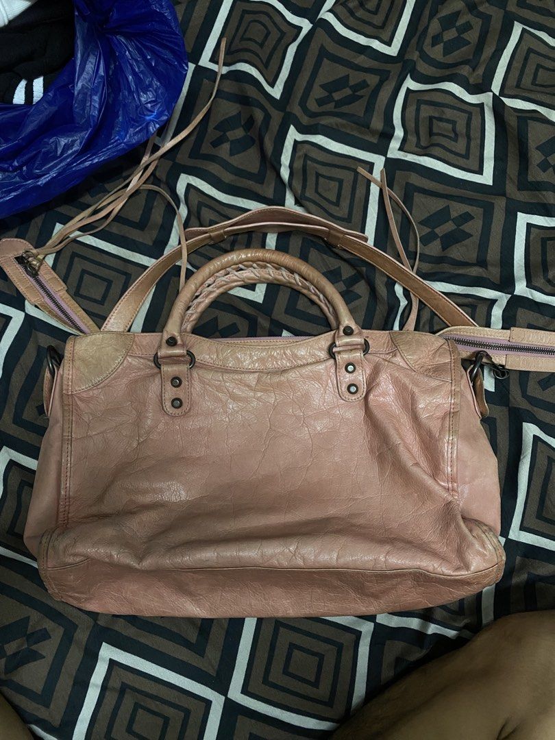 BALENCIAGA CITY (Category: Luxury Bags & Wallets) located in Quezon City. Submitted by parsimonia_collection (Listing ID 1470913554, Image 2). Description: missing mirror only.