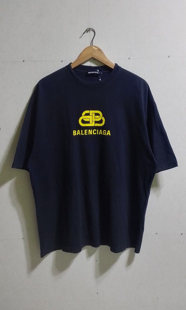 BALENCIAGA TEE (Category: Luxury Apparel) located in Iloilo. Submitted by skerittt (Listing ID 1470846577, Image 1). Description: BALENCIAGA TEE DIMES 24X30 XL NO ISSUE.