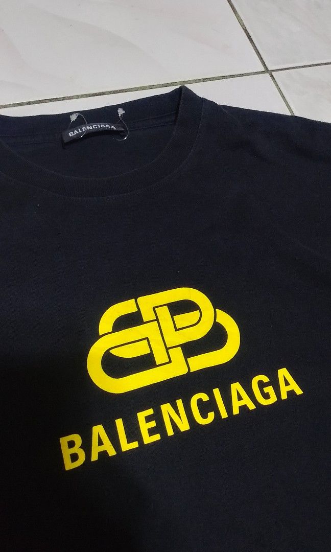 BALENCIAGA TEE (Category: Luxury Apparel) located in Iloilo. Submitted by skerittt (Listing ID 1470846577, Image 2). Description: BALENCIAGA TEE DIMES 24X30 XL NO ISSUE.