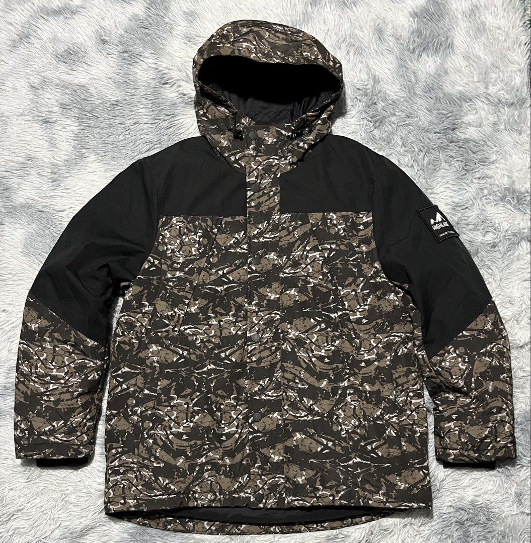 Baleno Hybrid Down Puffer Jacket (Category: Coats, Jackets and Outerwear) located in Sasmuan (Sexmoan). Submitted by winterclothes.ph (Listing ID 1470783257, Image 1). Description: Baleno Hybrid Down Puffer Jacket XL on tag Width 25 Length 29 Excellent Condition .