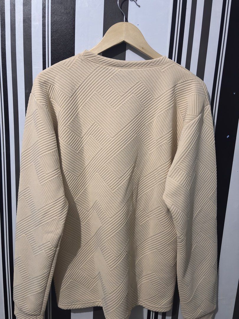 Beige geometric-textured crewneck long-sleeve pullover sweatshirt (Category: Swim Top & Rash Guards) located in Manila. Submitted by friedcrispybacon (Listing ID 1470847187, Image 3). Description: 9.5/10 Good condition no visible issues L29.5 inch W22x2 inch Location: Dagupan City, Pangasinan • Local meet-up (nearby areas) Shipping Options: • J&T Express - Preferred (Payment First) • Lalamove COD - Preferred (Depends on the area • LBC Express (CO