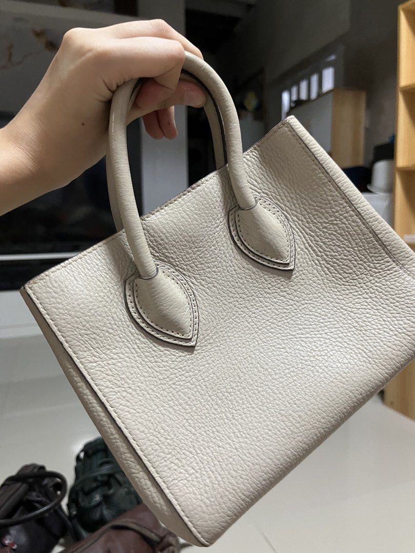 Beige Pebble Leather Handbag (Category: Luxury Bags & Wallets) located in General Trias. Submitted by walterwhiteyo (Listing ID 1470762483, Image 2). Description: see photos for the condition pls!.