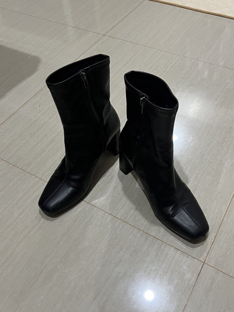 BERSHKA Black Leather Heels Ankle Boots (Category: Boots) located in Manila. Submitted by thriftymcgee (Listing ID 1470863139, Image 1). Description: BERSHKA Black Leather Heels Ankle Boots 🔻RFS: Too many boots ! Size - EU 39 / US 8 Heel Height - 3inches Still in good condition, just some scruffs on the heel and minor scratches on the side from walking. M.O.P - GCash / Gotyme / Bank Transfer .