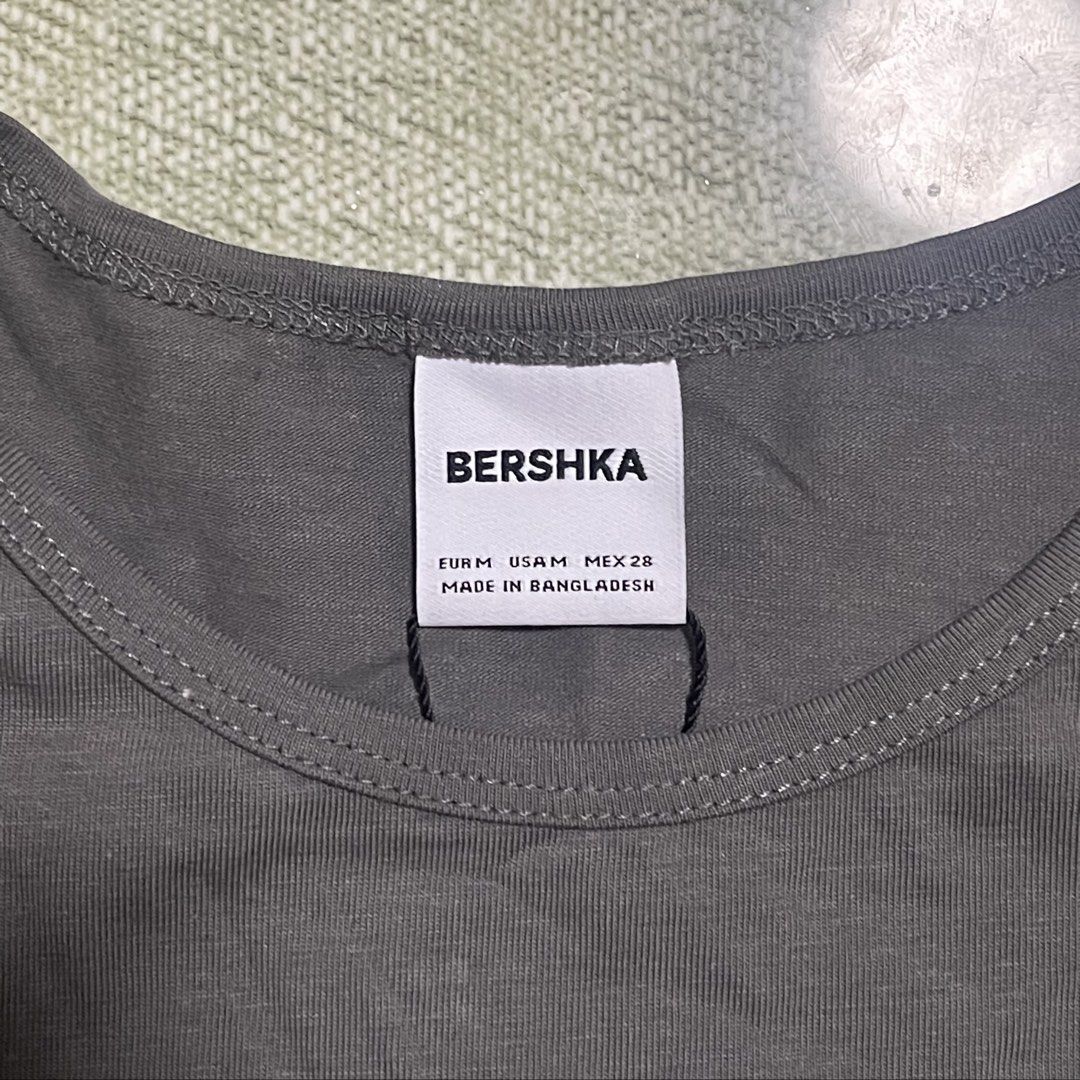 bershka gray crop top (Category: Others Tops) located in Pasig City. Submitted by sirendiva_ (Listing ID 1470745884, Image 2). Description: fits as xs and s sized person.