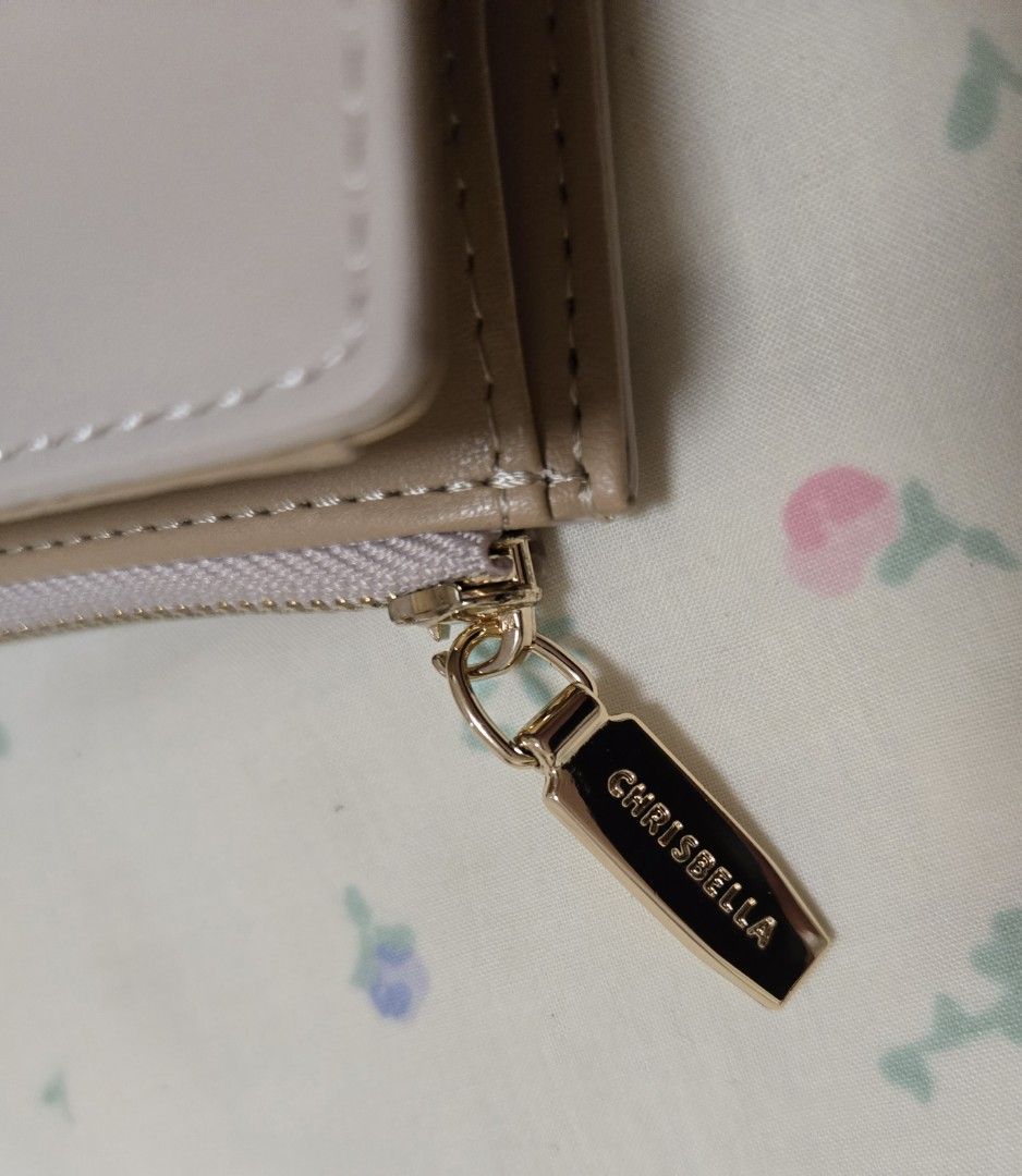 Bifold wallet with zip coin purse (Category: Wallets & Card holders) located in Manila. Submitted by chocomoose (Listing ID 1470825363, Image 2). Description: off white small bifold wallet for women with zippered area for coins with card slots.