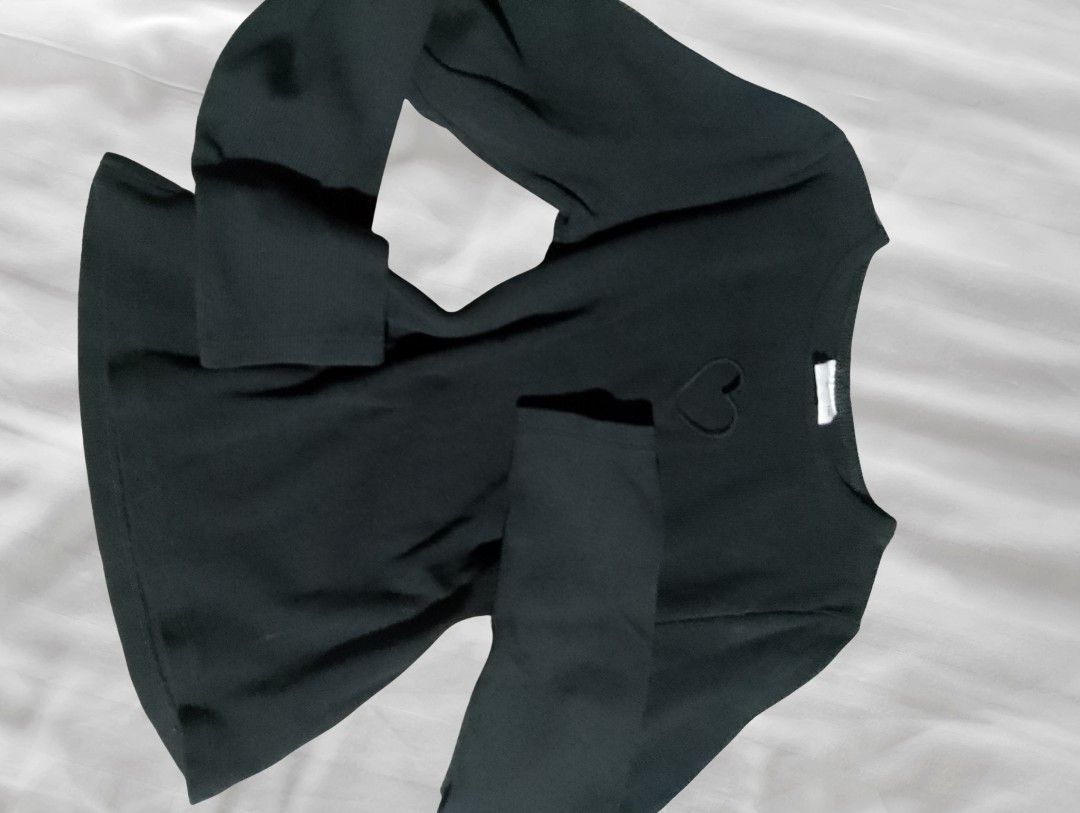 black fitted top (Category: Longsleeves) located in Manila. Submitted by ms.reyn (Listing ID 1470844806, Image 1). Description: •unused (no tag) •heart hole on chest part •strictly no cancelation •Sf will be paid by the buyers. •payment first •Caloocan📍.