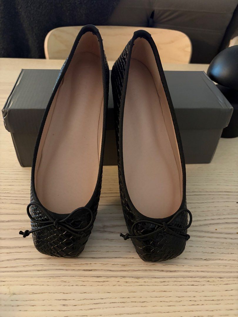 Black Flats ( Vita Linya) (Category: Flats & Sandals) located in Quezon City. Submitted by absam26 (Listing ID 1470788726, Image 1). Description: - Color: Black with all-over snake print texture - Design: Square toe with a cute front bow detail - Size: 37 / 235 marked on the sole - Comfort: Light pink inner sole lining - Sole: Brown textured outer sole with low stacked heel - Inclusion: Original box included.