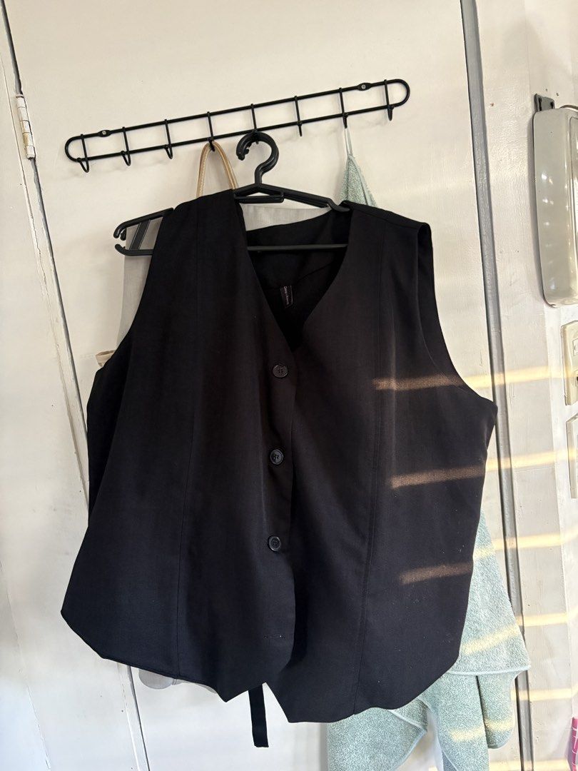 black vest top cozy komfi 2xl (Category: Vests) located in Pasig City. Submitted by meowdei (Listing ID 1470747404, Image 2). Description: - Color: Classic Black - Fit: Tailored with a shaped hem for a sharp look - Closure: V-neck front with three black buttons - Adjustability: Matching back strap with a silver buckle - mop: gcash, bpi, maribank, metrobank - mod: lalamove, grab, jnt - can do meet up as long as within/around ortigas! :).