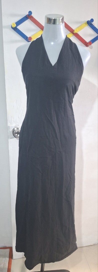 Black Halter Neck Maxi Dress (Category: Dresses) located in Taguig. Submitted by fits.for.less (Listing ID 1470775318, Image 1). Description: 3 400 pesos ❗️LP: 350 pesos Unwashed With washable tiny stains With pockets Waist circumference - 42" Length (from shoulder pababa) - 50" Bust - 36" Size M - L backless MOP: Gcash (payment first) MOD: lalamove/JNT.