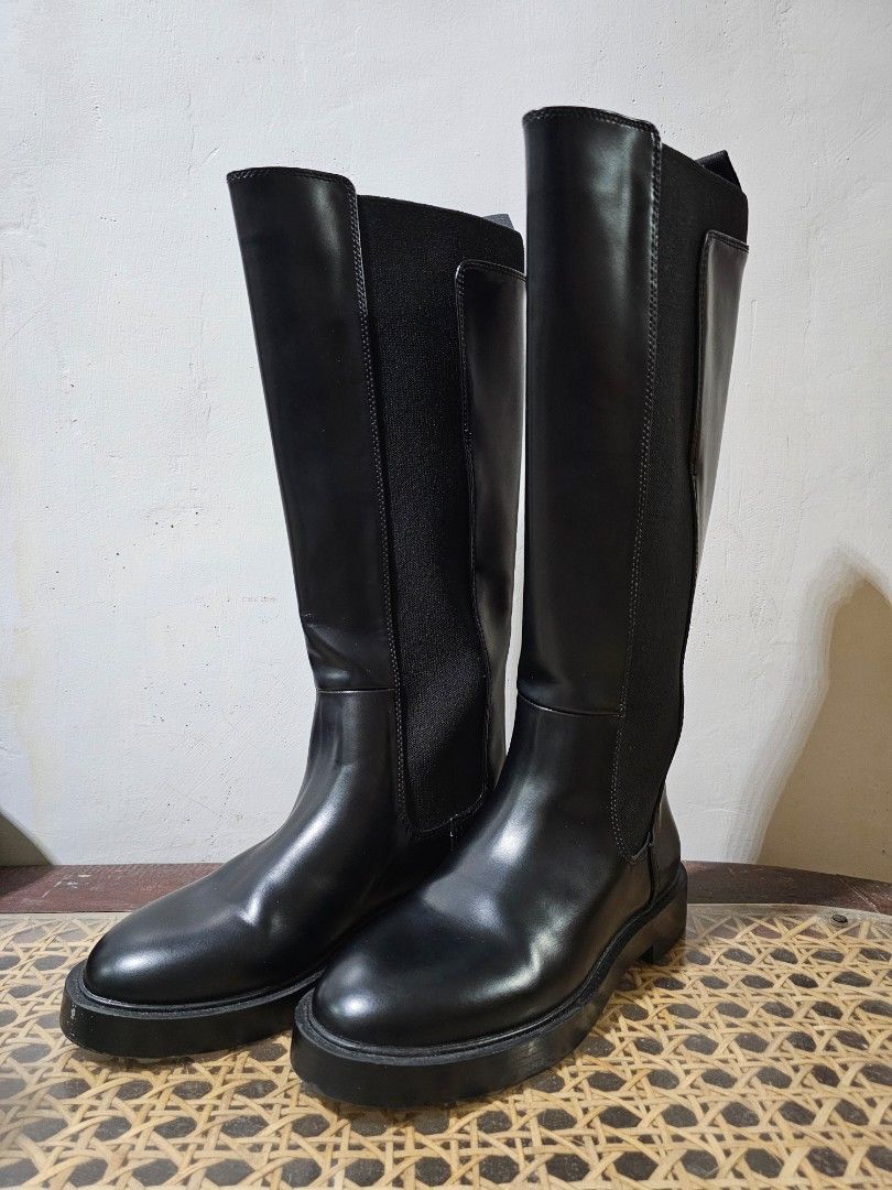 Black Knee-High Boots Size 37 (Category: Boots) located in San Mateo. Submitted by aceani (Listing ID 1470880219, Image 1). Description: Black knee-high boots in size 37. Classic sleek design with pull tabs at the back and elastic side gussets for easy pulling on and off. Flat sole with a low heel. Clean, minimal look that pairs well with dresses or jeans. Total retail price listed as 3,490 pesos. Only used once..