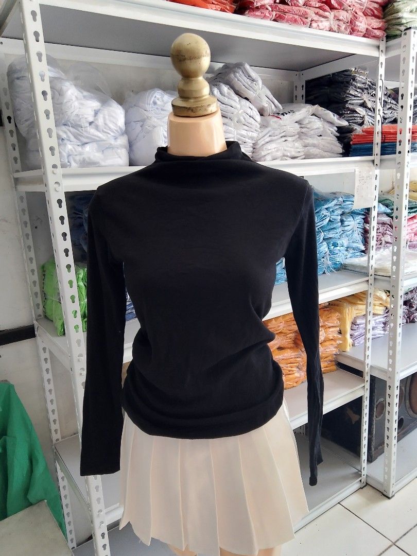 Black long sleeve mock neck top (Category: Longsleeves) located in Midsayap. Submitted by jarethshop (Listing ID 1470770071, Image 1). Description: - Color: Solid black - Style: Long sleeves with mock neckline - Material: Soft cotton blend with great stretch - Fit: Snug and body-hugging - Versatility: Perfect for pairing with skirts, jeans, or layering under jackets .