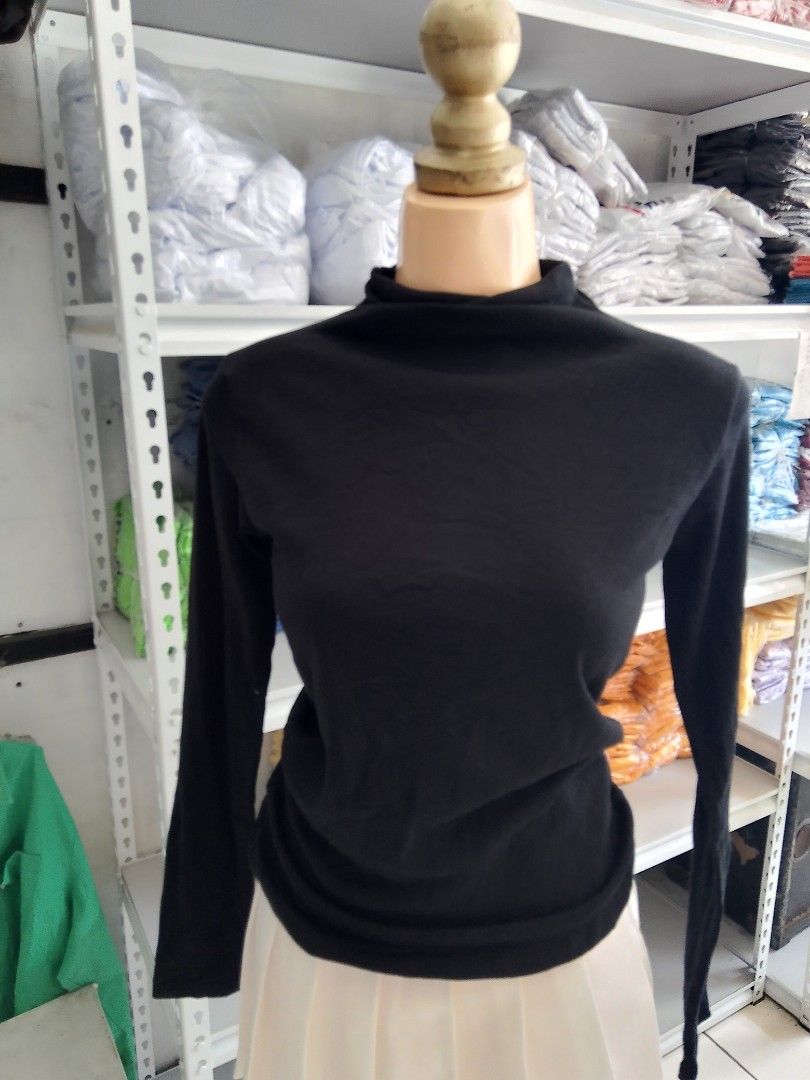 Black long sleeve mock neck top (Category: Longsleeves) located in Midsayap. Submitted by jarethshop (Listing ID 1470770071, Image 2). Description: - Color: Solid black - Style: Long sleeves with mock neckline - Material: Soft cotton blend with great stretch - Fit: Snug and body-hugging - Versatility: Perfect for pairing with skirts, jeans, or layering under jackets .