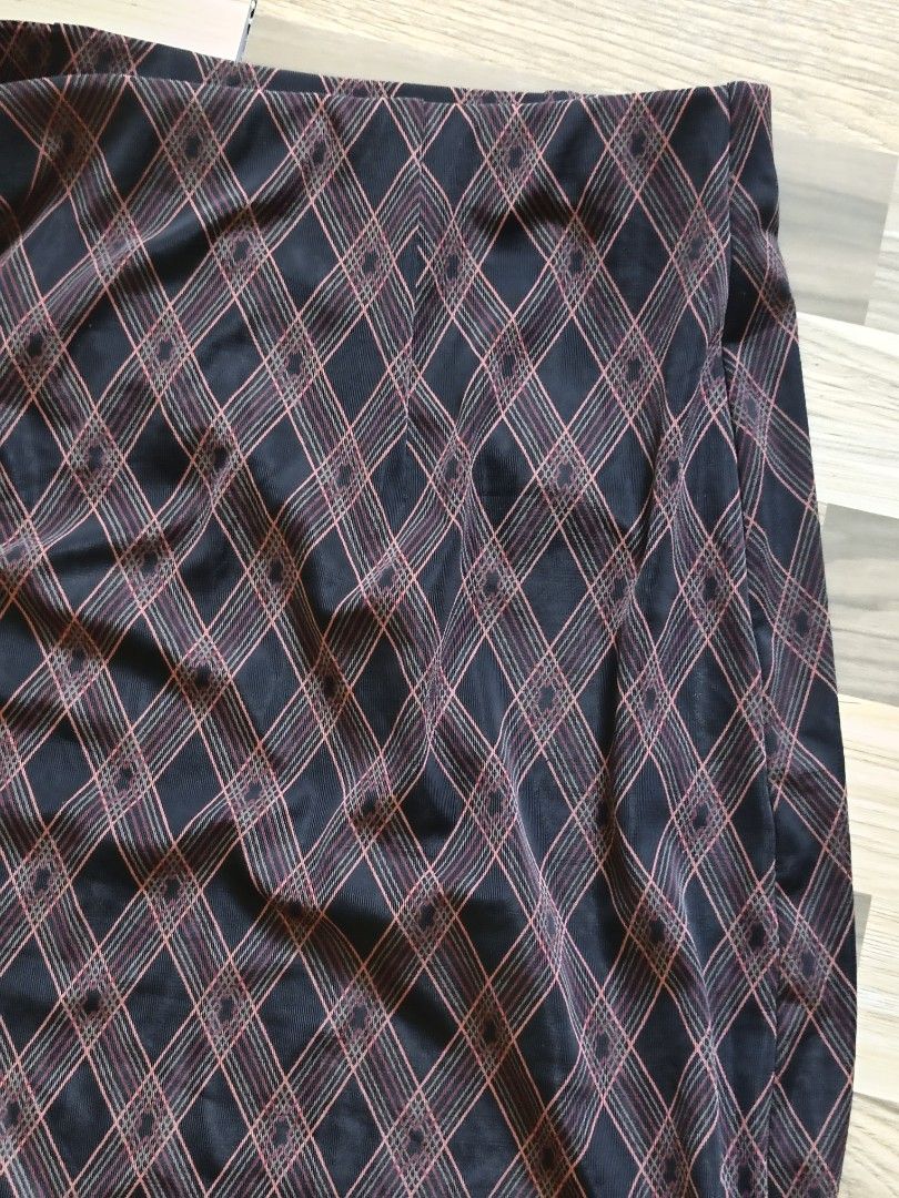 Black Maxi Skirt Dark Whimsy (Category: Skirts) located in Maragondon. Submitted by wynne.picks (Listing ID 1470811974, Image 2). Description: small- med stretchy maxi.