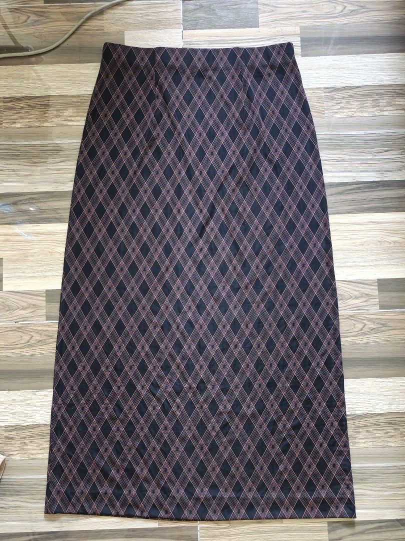 Black Maxi Skirt Dark Whimsy (Category: Skirts) located in Maragondon. Submitted by wynne.picks (Listing ID 1470811974, Image 1). Description: small- med stretchy maxi.