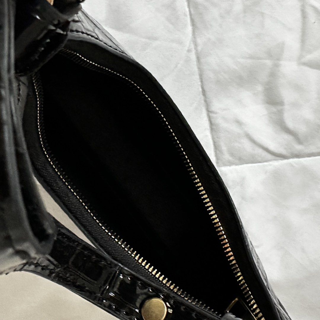 Black Mini Shoulder Baguette Bag (Category: Shoulder Bags) located in San Pedro. Submitted by shop.szy (Listing ID 1470827258, Image 3). Description: details: used once no flaws.
