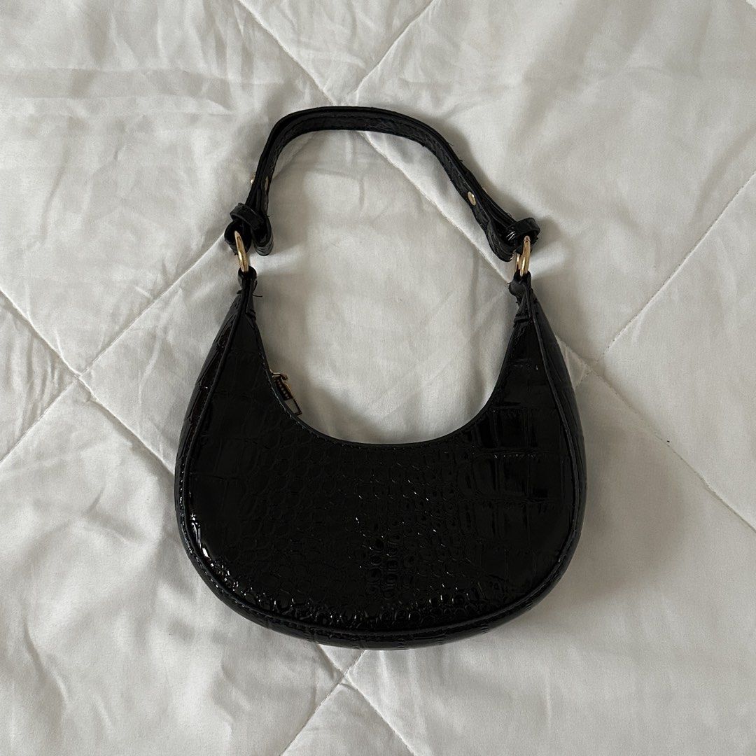 Black Mini Shoulder Baguette Bag (Category: Shoulder Bags) located in San Pedro. Submitted by shop.szy (Listing ID 1470827258, Image 1). Description: details: used once no flaws.