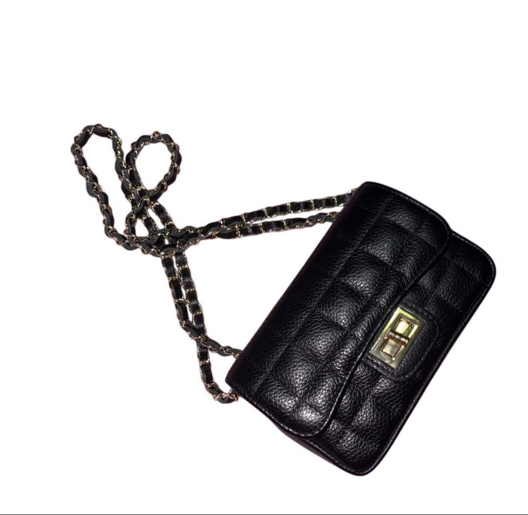 Black Quilted Shoulder Bag with Gold Chain Strap (Category: Shoulder Bags) located in San Juan City. Submitted by sundaybyaly (Listing ID 1470807274, Image 3). Description: 📍TAFT VITO CRUZ MANILA 🚚 LALAMOVE (SELF BOOKING) .
