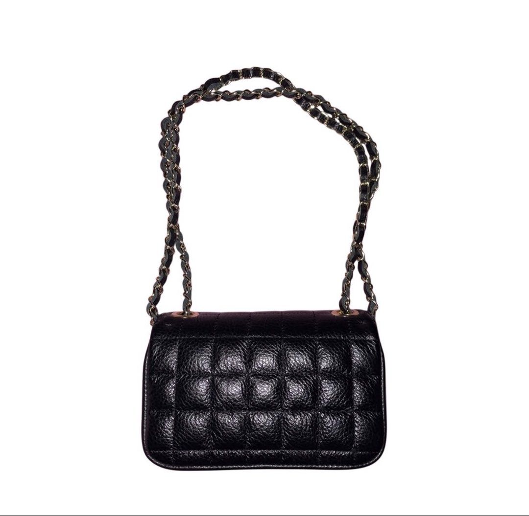 Black Quilted Shoulder Bag with Gold Chain Strap (Category: Shoulder Bags) located in San Juan City. Submitted by sundaybyaly (Listing ID 1470807274, Image 2). Description: 📍TAFT VITO CRUZ MANILA 🚚 LALAMOVE (SELF BOOKING) .