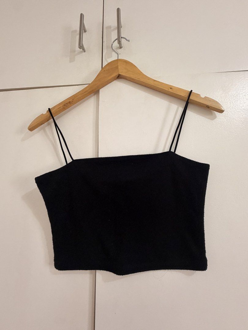 Black Ribbed Spaghetti Strap Crop Top (Category: Sleeveless) located in Marikina City. Submitted by _bananahanaa (Listing ID 1470800542, Image 1). Description: - Color: Black - Style: Cropped cami top with thin spaghetti straps and straight neckline - Fabric: Textured ribbed knit with great stretch - Fit: Fitted style that flatters the figure - Versatility: Essential basic piece, perfect to match with high-waisted jeans or skirts for casual wear 