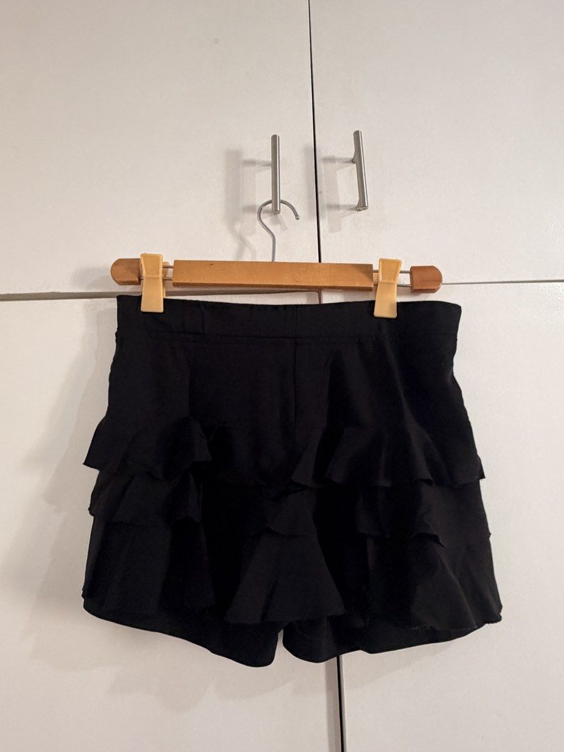 Black Ruffle Tiered Skort Layered Shorts (Category: Shorts) located in Marikina City. Submitted by _bananahanaa (Listing ID 1470793691, Image 1). Description: - Color: Black - Design: Layered ruffle tiers with a skirt overlay and built-in shorts for comfort - Material: Smooth, lightweight, and breathable fabric - Styling: Easy to match with basic tees, tanks, or blouses - Perfect for: Casual day outs, dates, or weekend errands - size small.