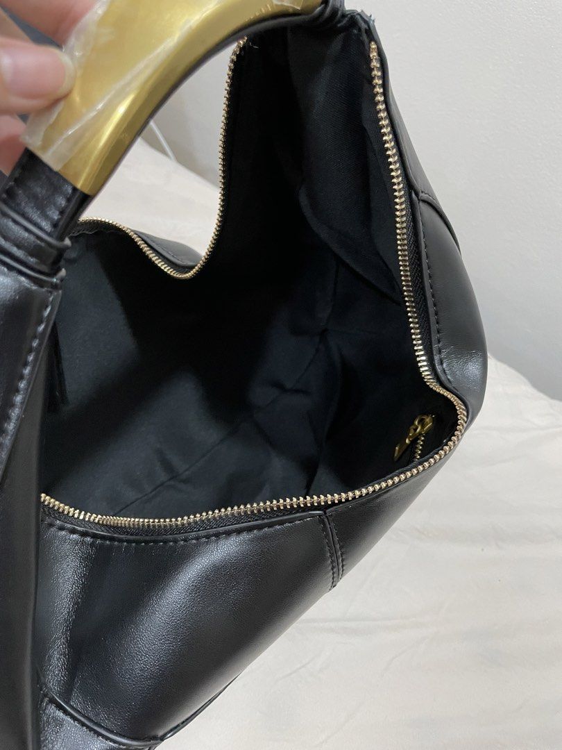 Black Shoulder Bag With Gold Handle (Category: Shoulder Bags) located in Pasay City. Submitted by nashandma_ (Listing ID 1470905616, Image 3). Description: Brand new Never used Rfs: Decluttering / impulse buy.