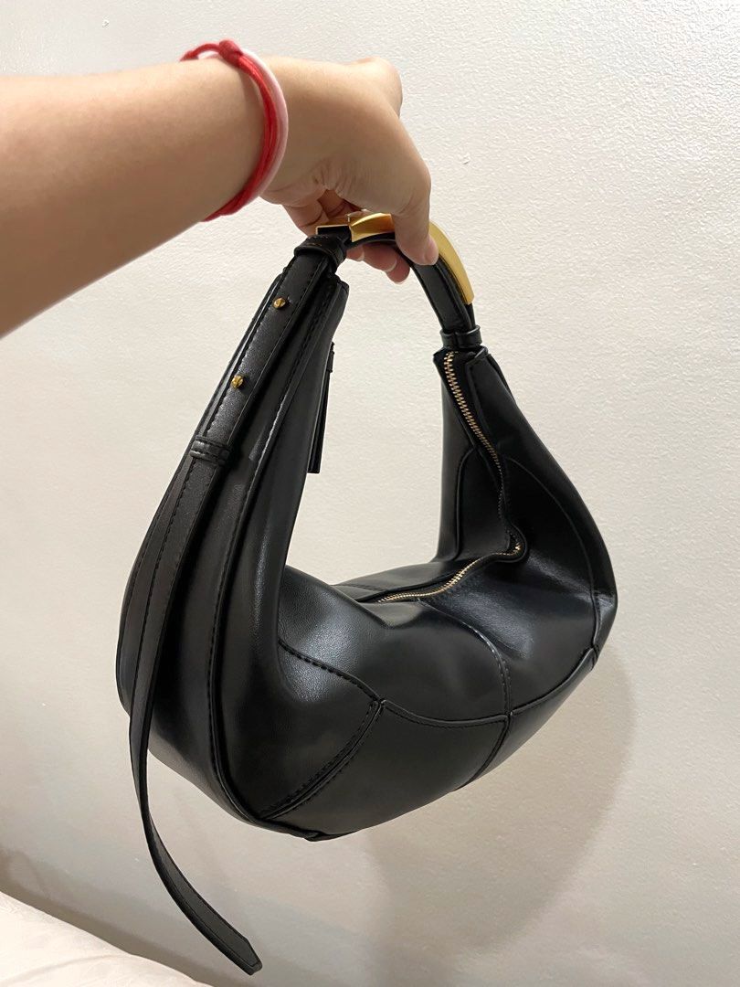 Black Shoulder Bag With Gold Handle (Category: Shoulder Bags) located in Pasay City. Submitted by nashandma_ (Listing ID 1470905616, Image 1). Description: Brand new Never used Rfs: Decluttering / impulse buy.