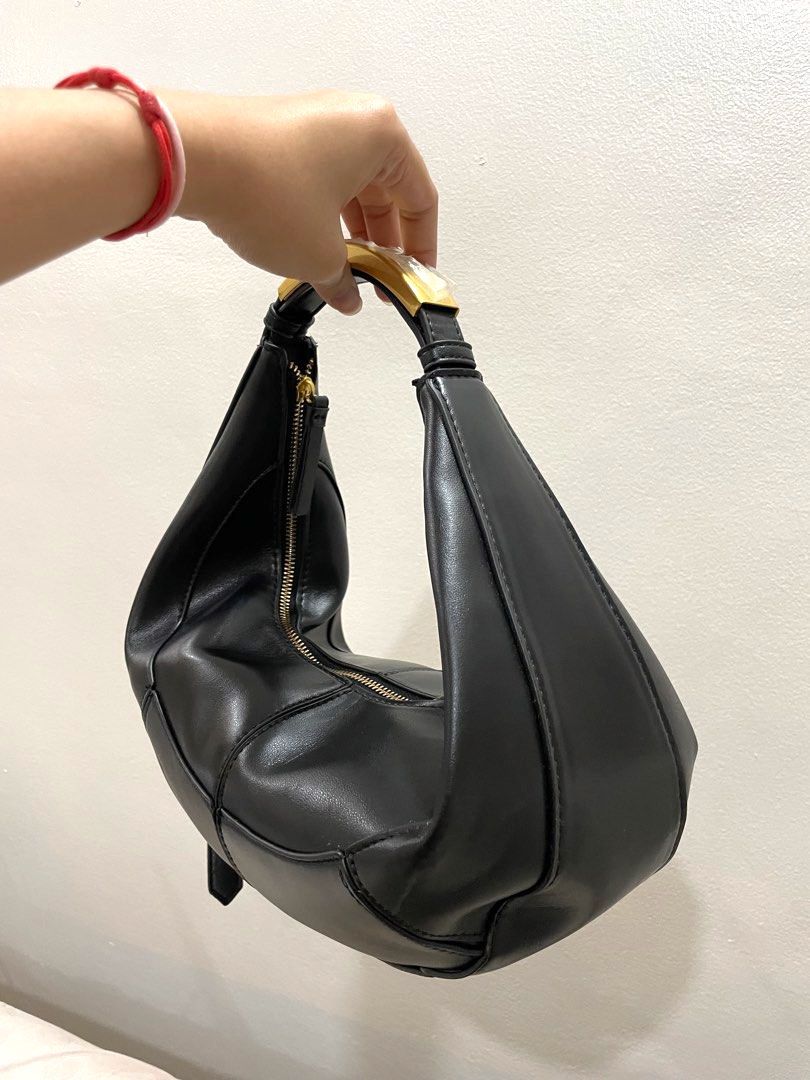 Black Shoulder Bag With Gold Handle (Category: Shoulder Bags) located in Pasay City. Submitted by nashandma_ (Listing ID 1470905616, Image 2). Description: Brand new Never used Rfs: Decluttering / impulse buy.