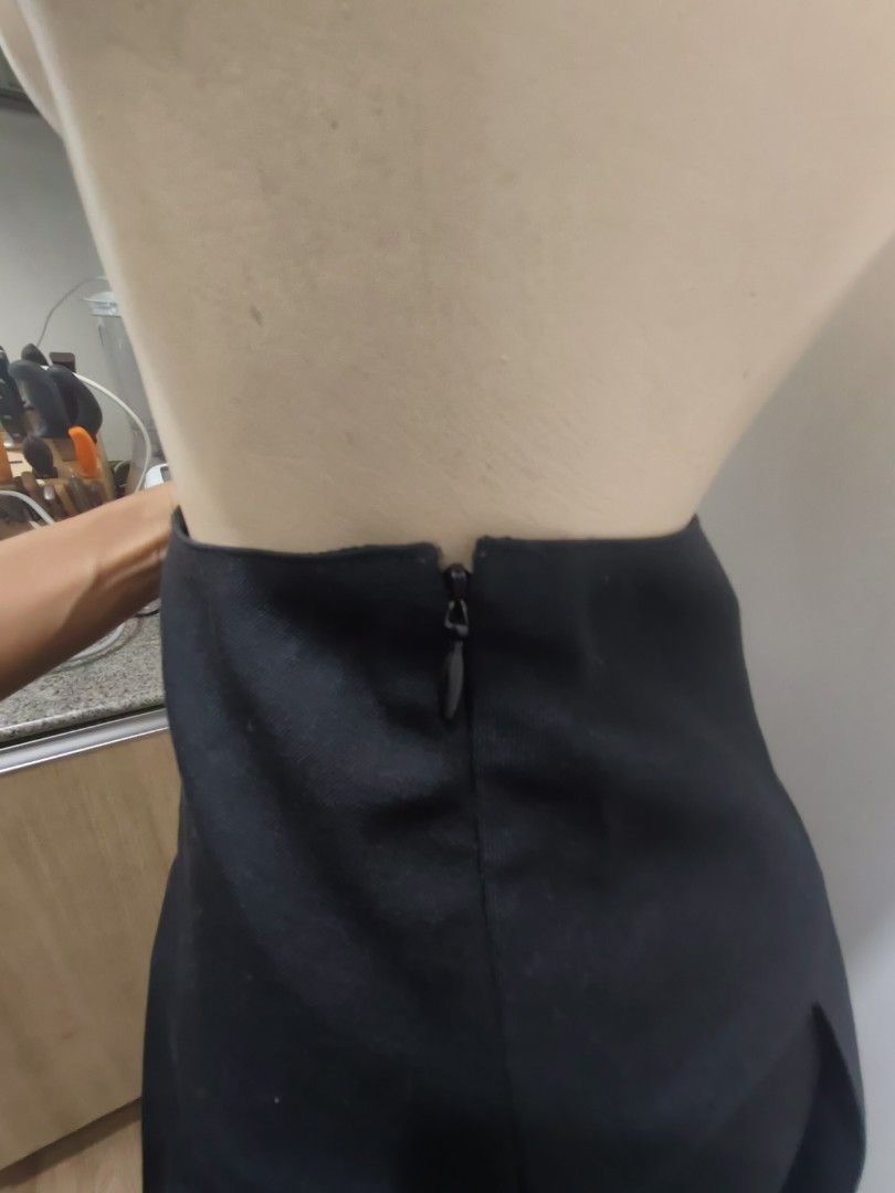 Black Skirt (Category: Skirts) located in Manila. Submitted by deleonhann57311 (Listing ID 1470759046, Image 3). Description: galing Japan .with inner lining waist 26 to 28 Pink brand name lenght 16 inches zipper side.
