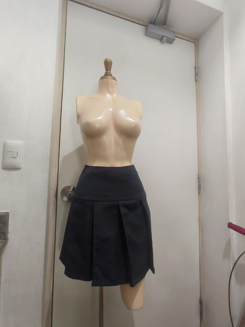 Black Skirt (Category: Skirts) located in Manila. Submitted by deleonhann57311 (Listing ID 1470759046, Image 1). Description: galing Japan .with inner lining waist 26 to 28 Pink brand name lenght 16 inches zipper side.