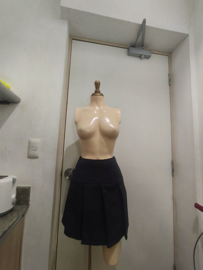 Black Skirt (Category: Skirts) located in Manila. Submitted by deleonhann57311 (Listing ID 1470759046, Image 2). Description: galing Japan .with inner lining waist 26 to 28 Pink brand name lenght 16 inches zipper side.