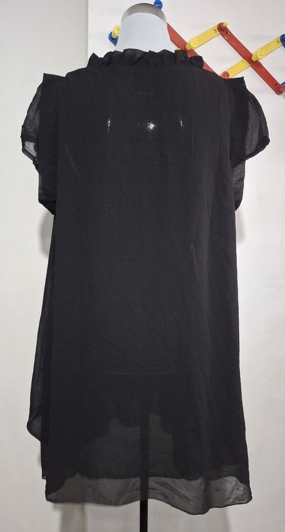 Black V-Neck Ruffle Chiffon Blouse (Category: Blouses) located in Taguig. Submitted by fits.for.less (Listing ID 1470794440, Image 2). Description: 28 300 pesos ❗️LP: 200 pesos Unwashed No issue, no stains, no tears, etc. Length (from shoulder pababa) - 33.5" Bust - 46" Size M - L MOP: Gcash (payment first) MOD: lalamove/JNT.