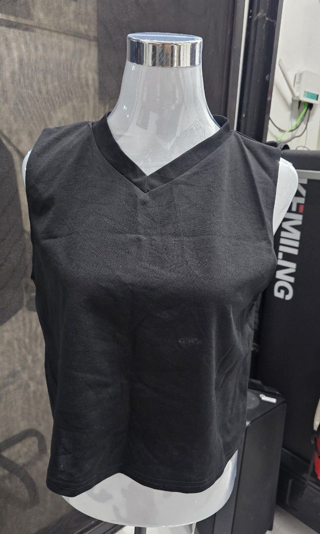 Black V-neck Top (Category: Sleeveless) located in Manila. Submitted by dndgnzlz (Listing ID 1470873257, Image 1). Description: Brand:N/A Size: medium Payment first policy MOP: BPI, Gcash, Maya Courier: LBC, J&T, Lalamove, Grab.