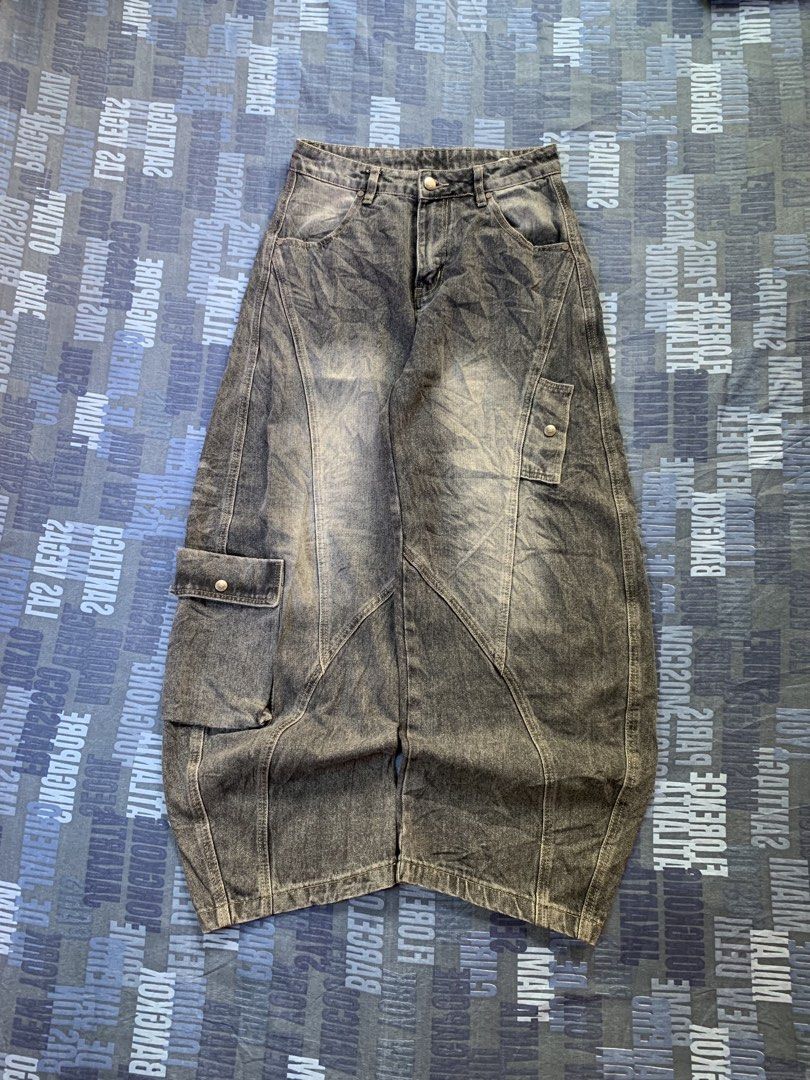 BLACK WASH CARGO BARREL PANTS (Category: Jeans) located in Sapian. Submitted by luxethrift_ (Listing ID 1470894414, Image 1). Description: W-30 T-14 L-43 H-10 .