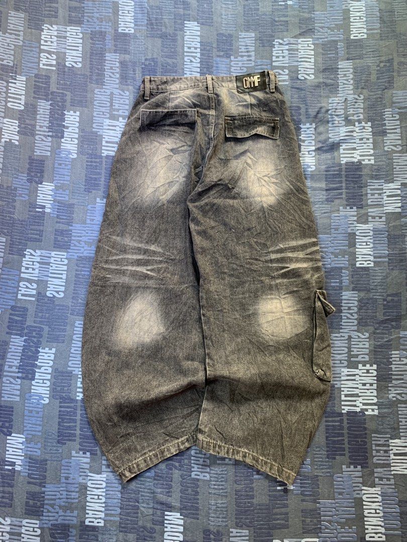 BLACK WASH CARGO BARREL PANTS (Category: Jeans) located in Sapian. Submitted by luxethrift_ (Listing ID 1470894414, Image 2). Description: W-30 T-14 L-43 H-10 .