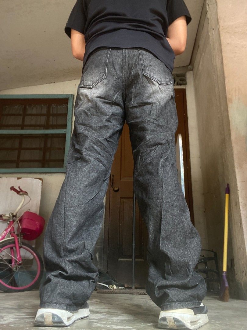 Black wash straight cut pants (Category: Jeans) located in Cagayan de Oro. Submitted by zekejaena (Listing ID 1470796280, Image 3). Description: Black wash straight cut pants W:28-29 L:41 LO:9 T:12 ISSUE: *NEED WASH ₱100.