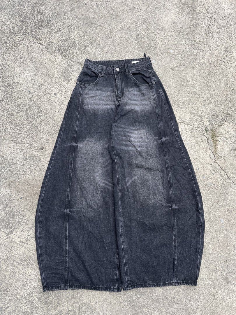 black washed baggy pants (Category: Jeans) located in Manila. Submitted by heironjay140351 (Listing ID 1470901319, Image 1). Description: unisex to ha mapa babae o lalaki waist - 26-27 lenght - 42 thigh - 14 leg open - 12.