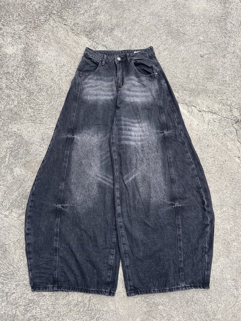 black washed baggy pants (Category: Jeans) located in Manila. Submitted by heironjay140351 (Listing ID 1470901319, Image 3). Description: unisex to ha mapa babae o lalaki waist - 26-27 lenght - 42 thigh - 14 leg open - 12.