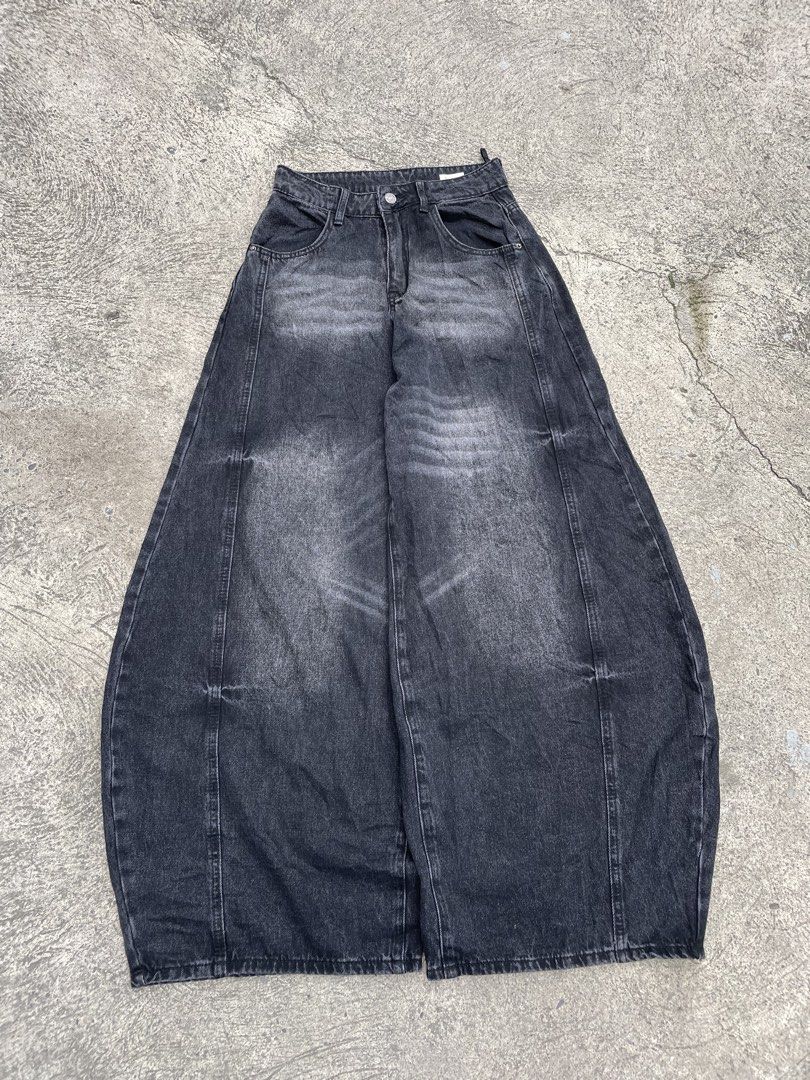 black washed baggy pants (Category: Jeans) located in Manila. Submitted by heironjay140351 (Listing ID 1470901319, Image 2). Description: unisex to ha mapa babae o lalaki waist - 26-27 lenght - 42 thigh - 14 leg open - 12.