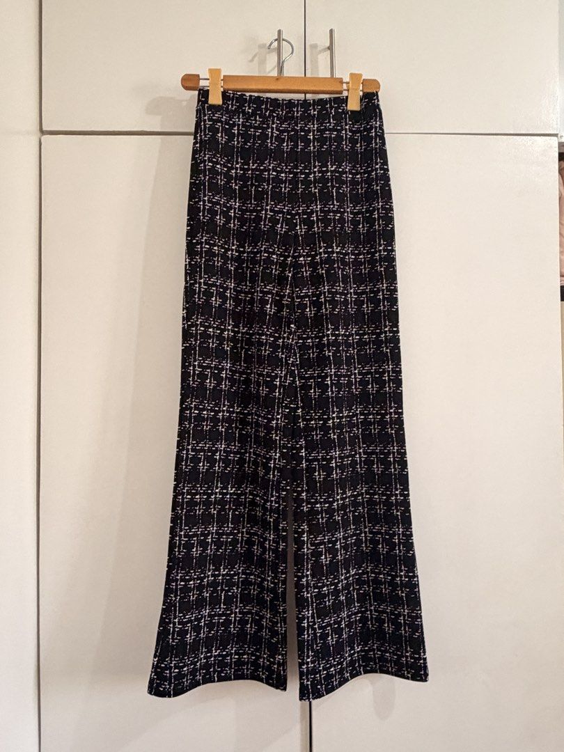Black White Tweed Pattern Trousers Pants (Category: Trousers) located in Marikina City. Submitted by _bananahanaa (Listing ID 1470769926, Image 1). Description: - Color/Pattern: Black and white tweed printed (fabric is madulas, silky feel) - Waistband: Comfortable elastic band for easy wear - Versatility: Perfect for both casual outings and dressed-up looks - Condition: Brand new / Excellent.