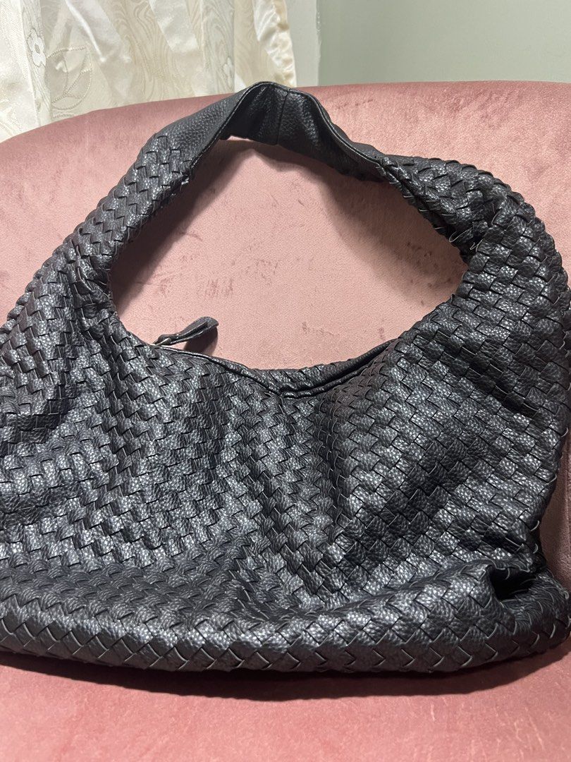Black Woven Leather Shoulder Bag (Category: Shoulder Bags) located in Manila. Submitted by malggg (Listing ID 1470882758, Image 1). Description: (Making space for new things!) Got this from the 🍊 app. Used a lot but not abused :) Haven’t reached for this in so long so I’m letting go. 1 main compartment and 3 pockets! MOD: Grab/Lalamove same-day delivery (within Metro Manila), J&T (outside Metro Manila) - shipping fee c/o buyer MOP: BPI/Unionbank