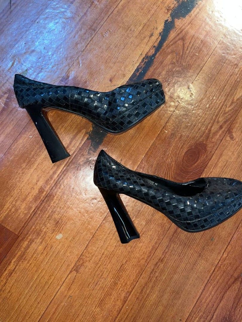 black woven/textured platform block heels (Category: Heels) located in Quezon City. Submitted by michypeachyy1 (Listing ID 1470914426, Image 1). Description: 480 plus shipping size 40 Bottega vibes.