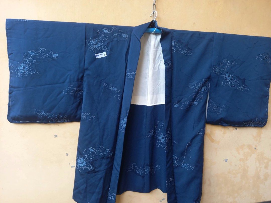 Blue kimono haori with embroidery (Category: Luxury Apparel) located in Naga. Submitted by happeemarket (Listing ID 1470858822, Image 1). Description: 1o/10 Small to xl.